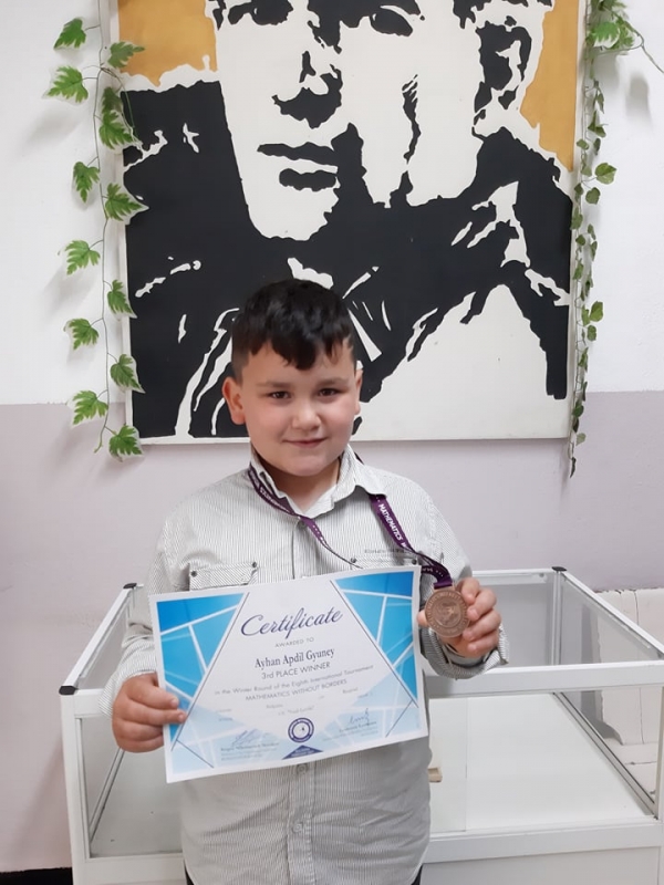 Айхан Апдил Гюней- 1" б" клас. Бронзов медал и Сертификат от състезанието  "Математика без граници"- зимен кръг